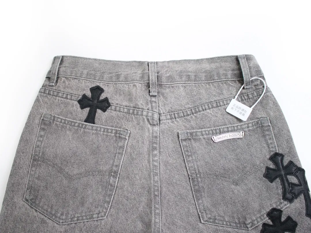 🅿️250 Style Number: D123 Chrome Hearts Matty Boy Sex Records Series Limited JJ Lin Gray and Leather High Street Jeans - CH jeans need to be washed and then disassembled and hand-stitched with sheepskin cross leather and then spliced ​​together to complete the process. The whole process is too complicated to explain. The texture can be seen in the hand, and it’s all about looking good. These are the most beautiful pants in Crow’s heart. They are made of beaded canvas fabric, and heavy washing makes the upper body of the fabric more textured, and the pants shape is tall and straight! The three-dimensional cutting of the whole trousers is a masterpiece! The hardware is customized by zp. The beaded canvas fabric is thick and soft after being washed. It has good breathability. Customized small leather label. Unique design. The details are simple and elegant, and the workmanship is exquisite. The whole trousers are neatly routed and the details are in place! It’s so cool that both men and women can easily control the trend of gender-neutral shorts!  Color: Gray with black Size: 28 30 32 34 36 Corresponding sizes s-xxl Available in seconds. Detailed sizes can be found in picture 9. Pants length: 107/108/109/110/111 Waist: 71/76/81/86/91 Sitting: 101/106/111/116/121